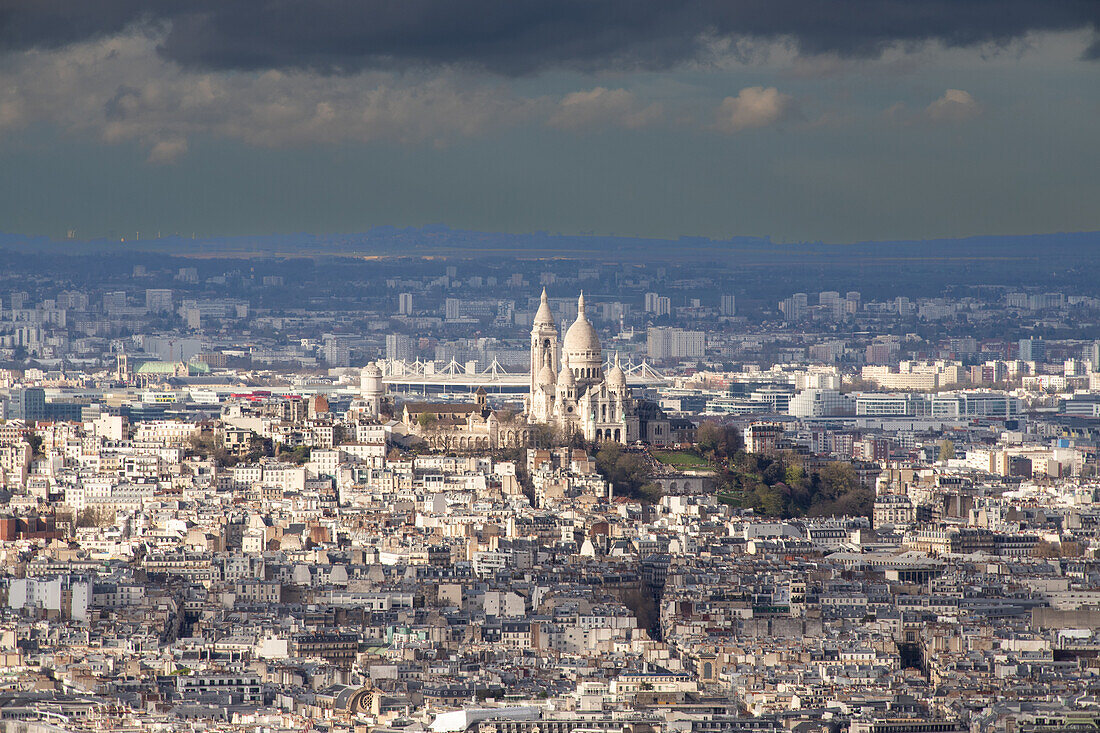 Luftaufnahme über die Stadt mit der Basilique du Sacre-Coeur, Paris, Frankreich