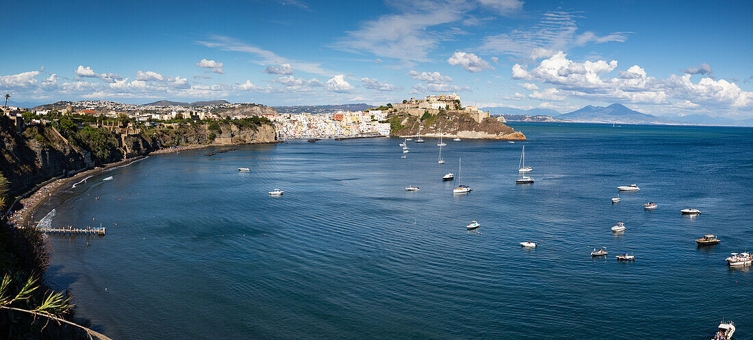 Panoramablick auf bunte Häuser, Meer und Schloss, Corricella, Insel Procida, Phlegräische Inseln, Golf von Neapel, Kampanien, Italien