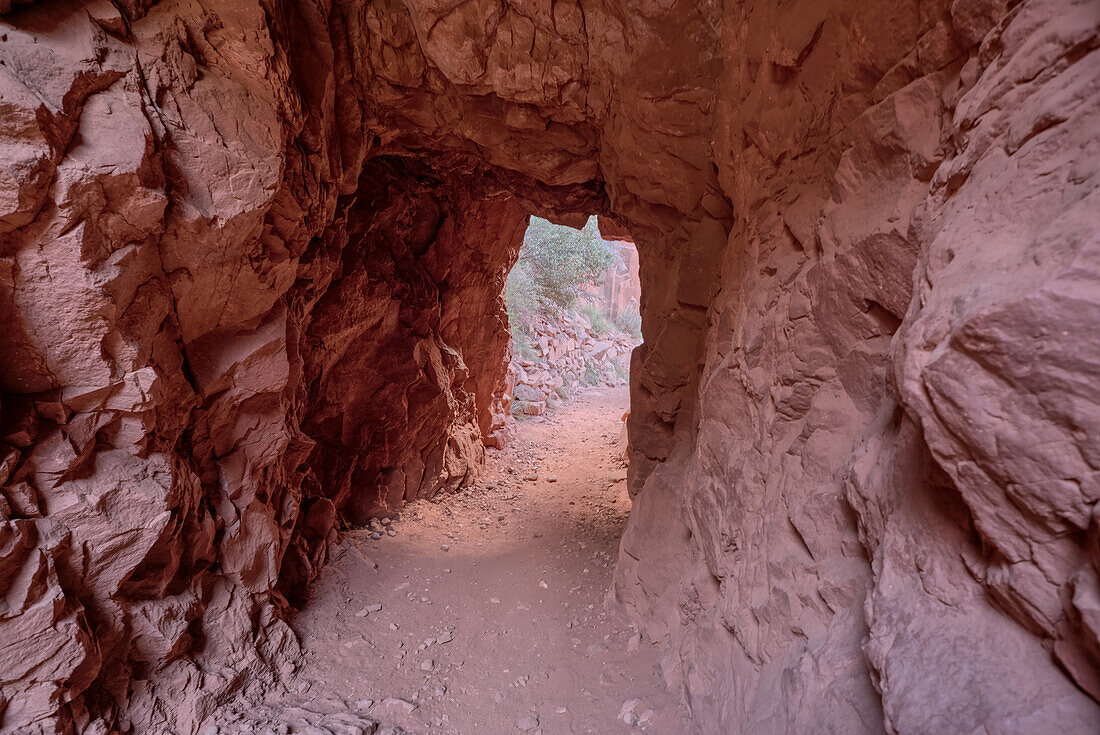 Das Innere des Supai-Tunnels entlang des North Kaibab Trail, Grand Canyon North Rim, UNESCO, Arizona, Vereinigte Staaten von Amerika