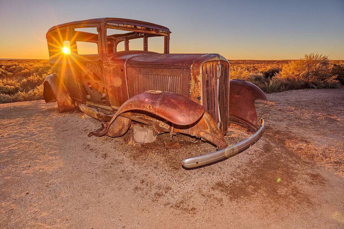 Ein altes Model-T, das als Markierung für die Route 66 im Petrified Forest National Park, Arizona, Vereinigte Staaten von Amerika, aufgestellt wurde