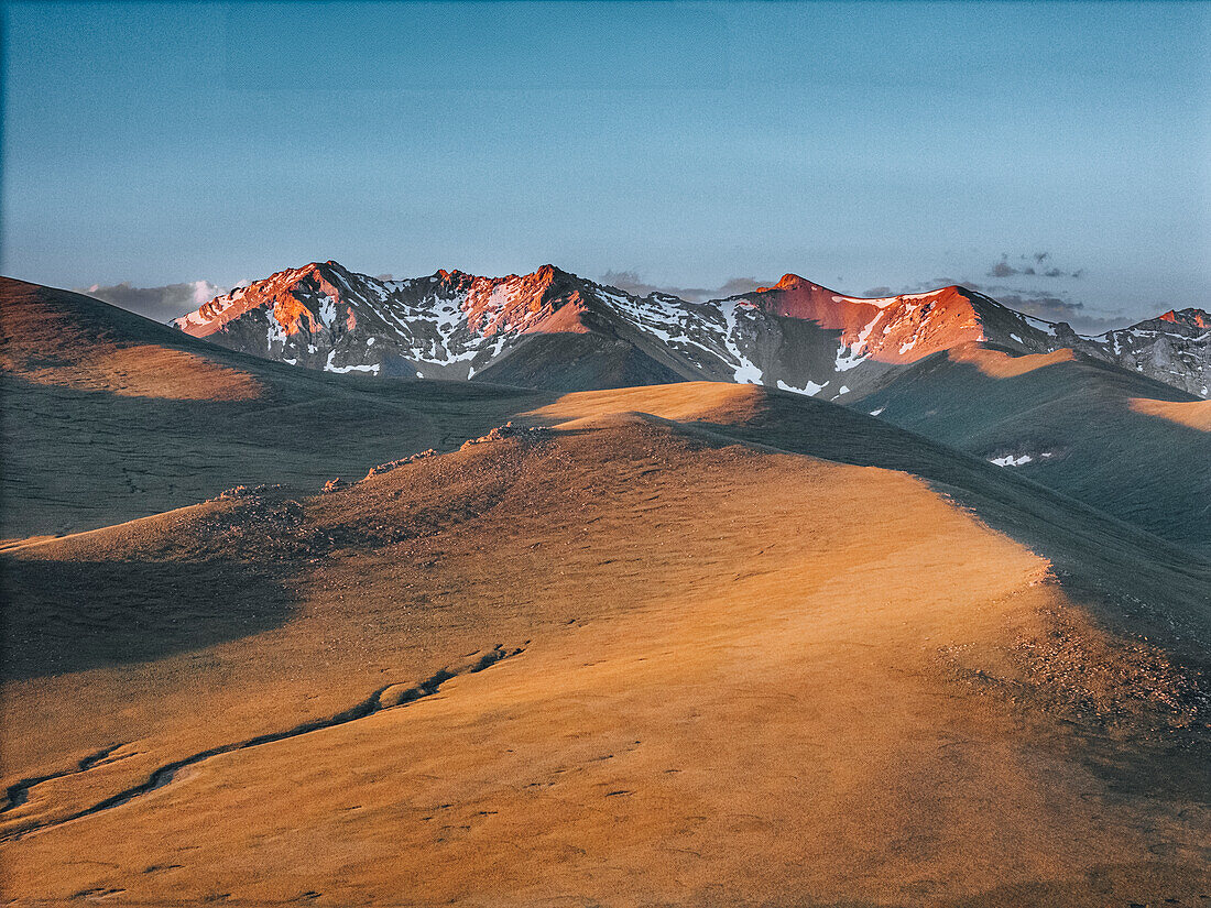 Blick auf die schneebedeckten Berge um den Song-Kol-See bei Sonnenaufgang, Kirgisistan