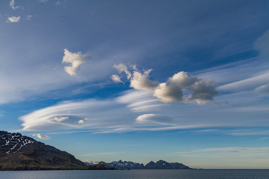 Interessante linsenförmige Wolkenformationen, die sich über der Insel Südgeorgien im Südpolarmeer bilden