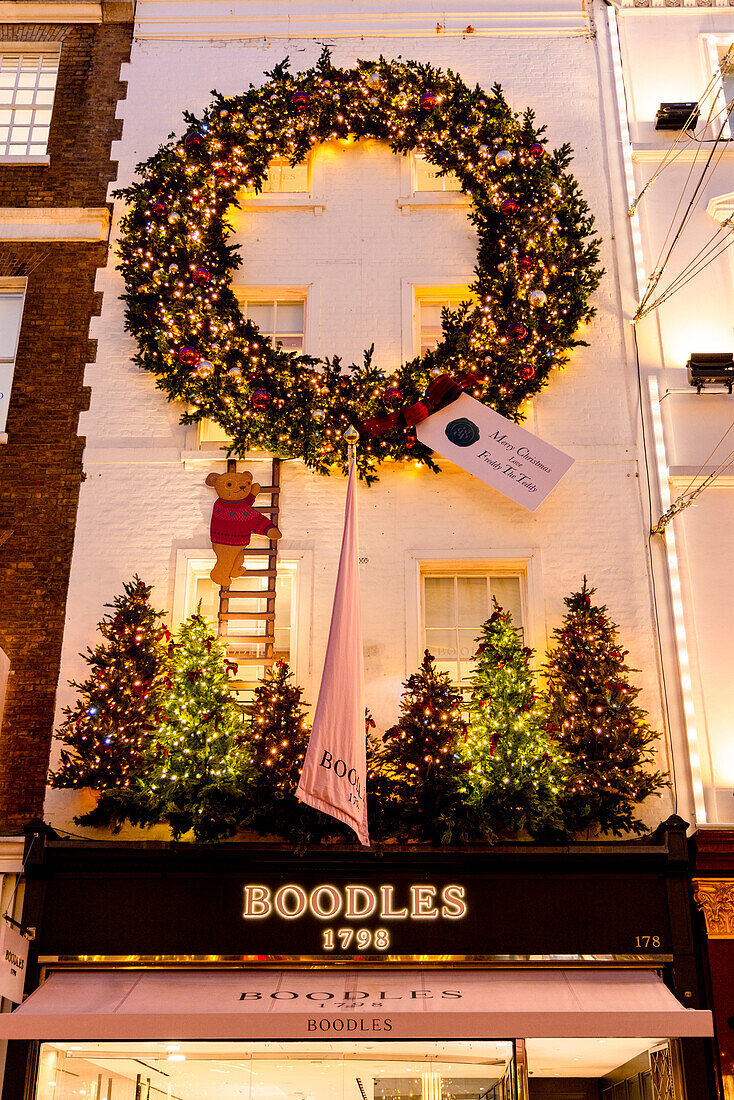 Weihnachtsdekoration im Boodles Jewellery Shop in der Abenddämmerung, New Bond Street, London, England, Vereinigtes Königreich