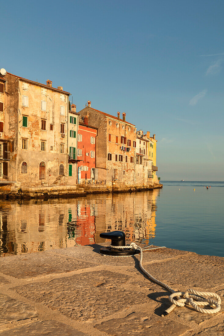 Altstadt von Rovinj, die sich im Wasser spiegelt, Istrien, Kroatien