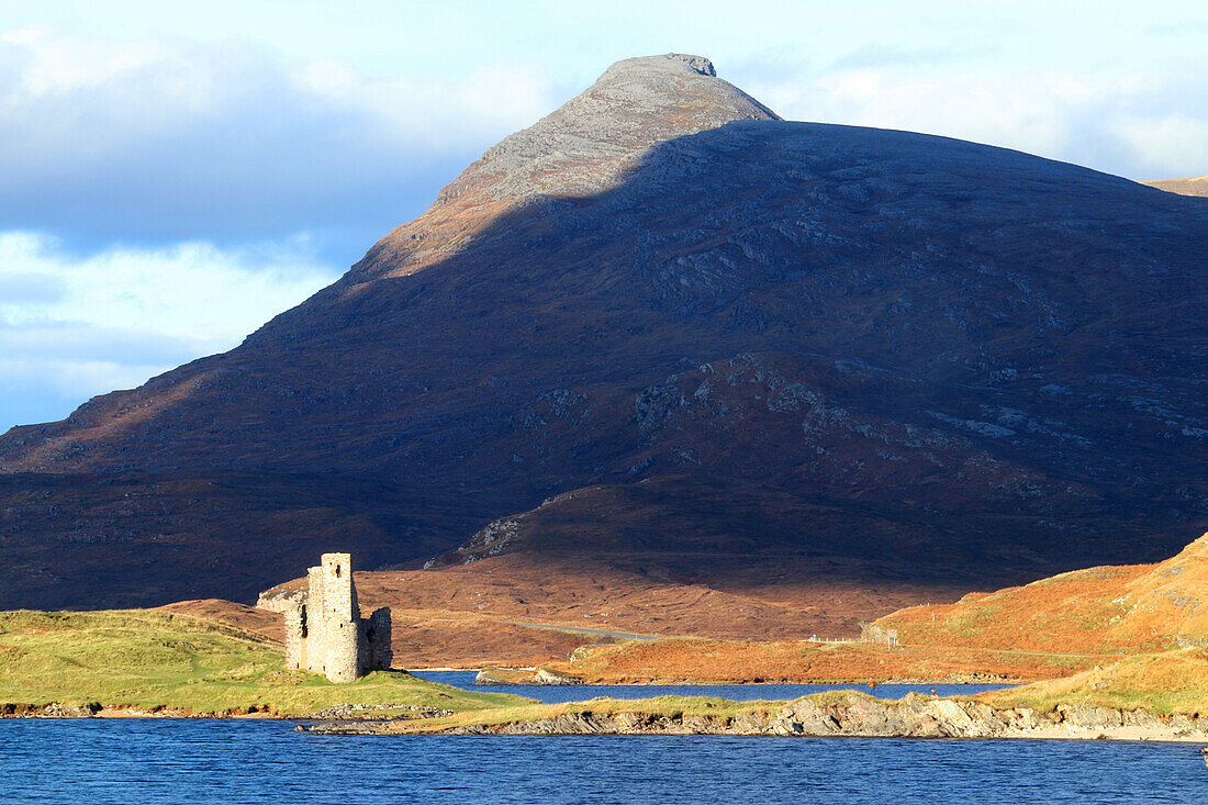 Ardvreck Castle und Stac Pollaidh, Loch Assynt, Ross and Cromarty, Highlands, Schottland, Vereinigtes Königreich