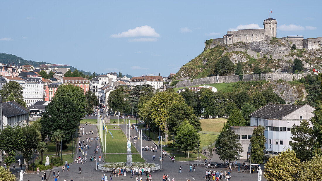 Stadtlandschaft von Lourdes, einer Marktstadt in den Pyrenäen mit Chateau Fort im Hintergrund, Lourdes, Hautes-Pyrenees, Occitanie, Frankreich