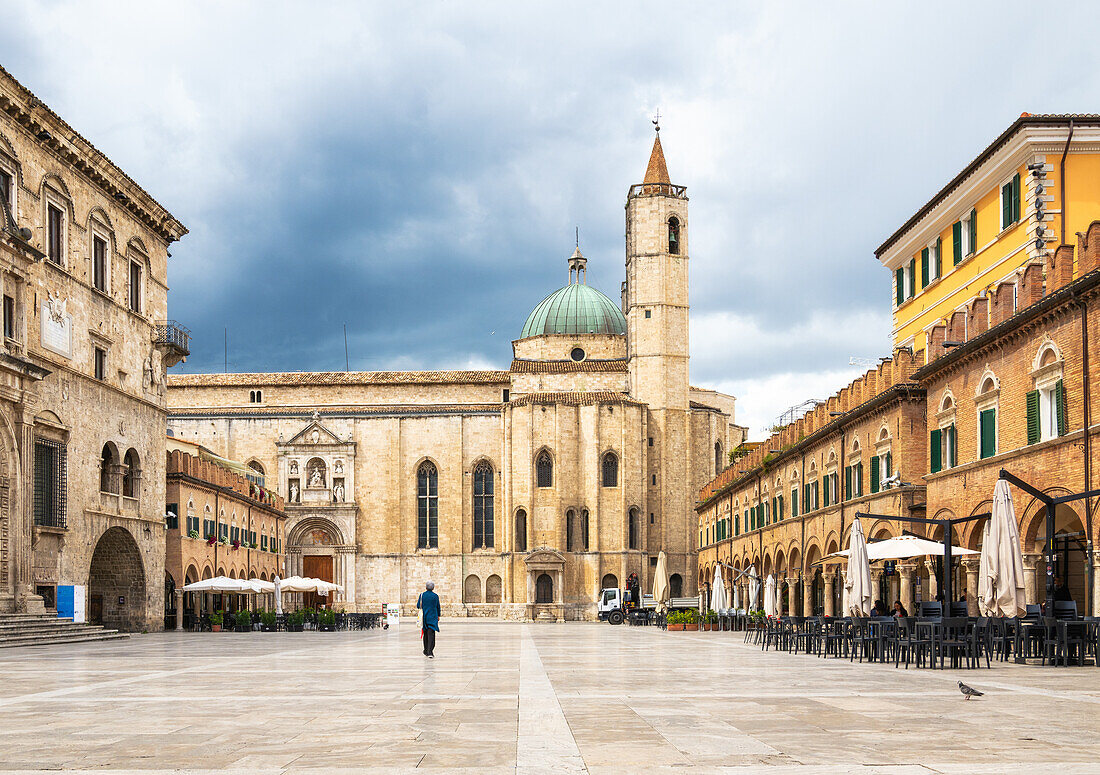 Die Kirche von San Francesco (Basilica di San Francesco), Piazza del Popolo, Ascoli Piceno, Marken, Italien