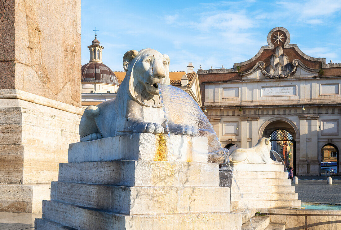 Löwenskulptur im ägyptischen Stil an der Fontana dell'Obelisco auf der Piazza del Popolo, UNESCO, Rom, Latium, Italien