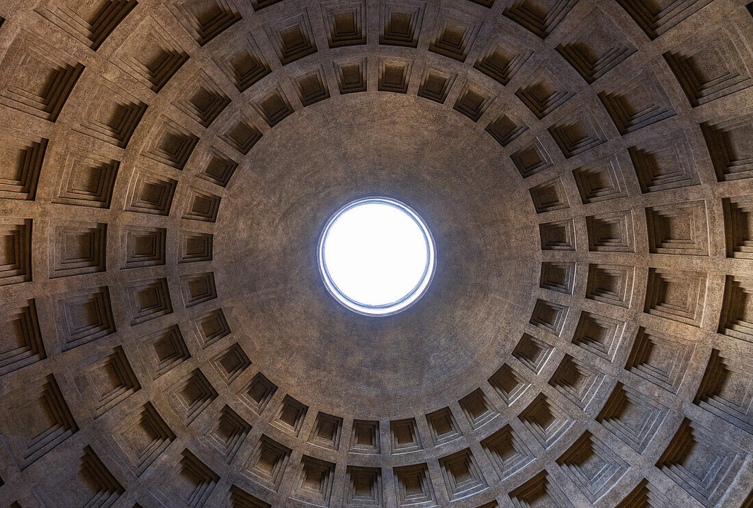 Das Oculus in der Kuppel des Pantheon, ehemaliger römischer Tempel, jetzt Basilika St. Maria und die Märtyrer, UNESCO, Rom, Latium, Italien