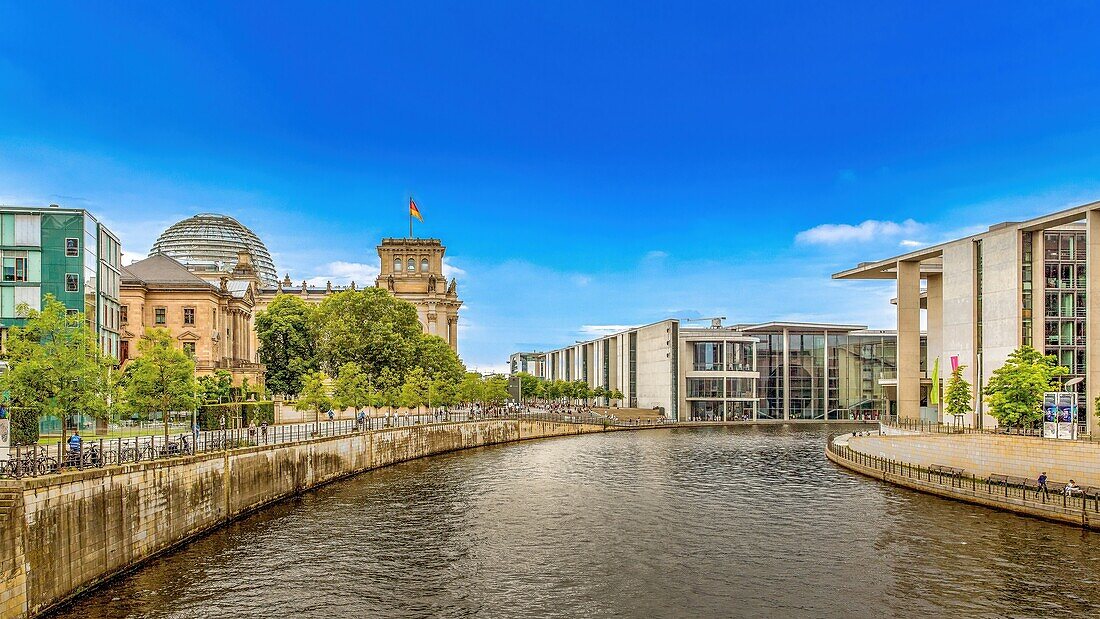 Das Reichstagsgebäude von der Marschallbrücke über die Spree, Berlin, Deutschland