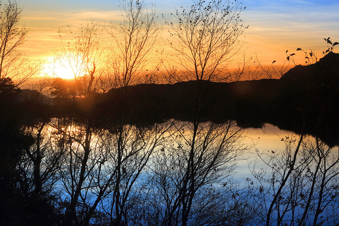 Sonnenuntergang bei Ullapool, Ross and Cromarty, Highland, Schottland, Vereinigtes Königreich