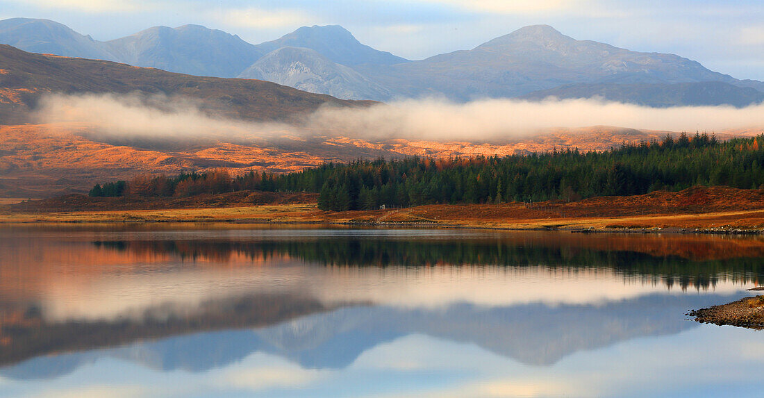 Loch Chroisg und Berge, Wester Ross, Highlands, Schottland, Vereinigtes Königreich