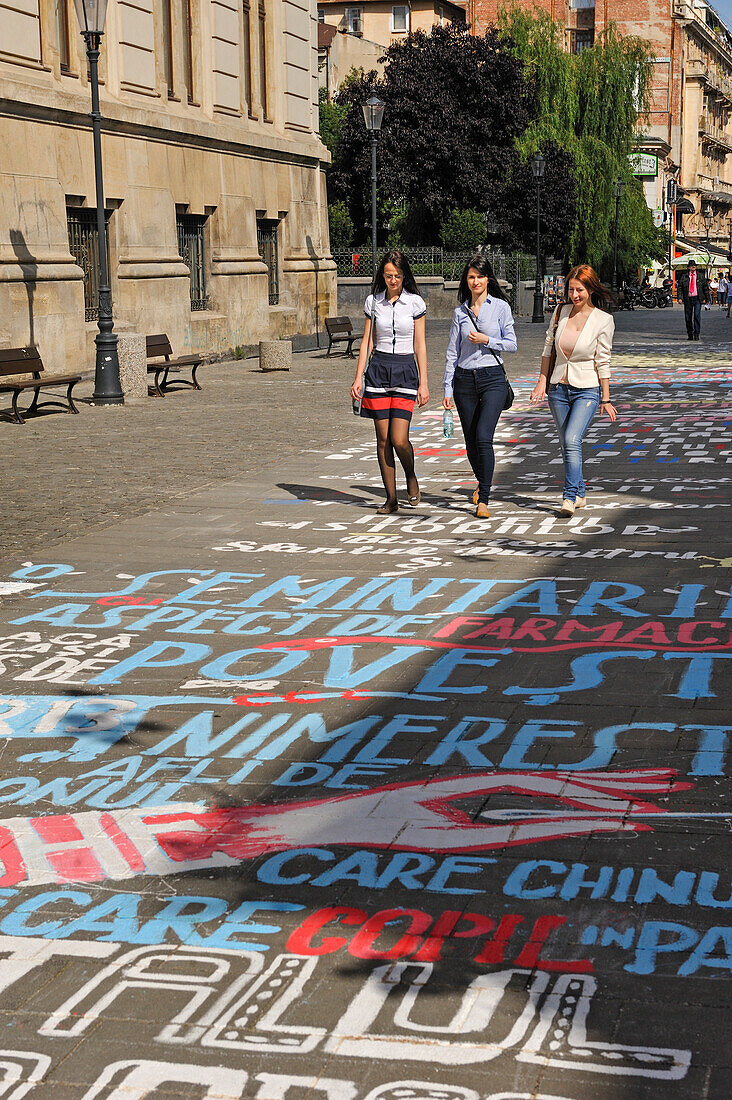 Gemalte Schrift auf dem Boden der Franceza-Straße neben dem Nationalmuseum für rumänische Geschichte, Stadtteil Lipscani, Altstadt, Bukarest, Rumänien