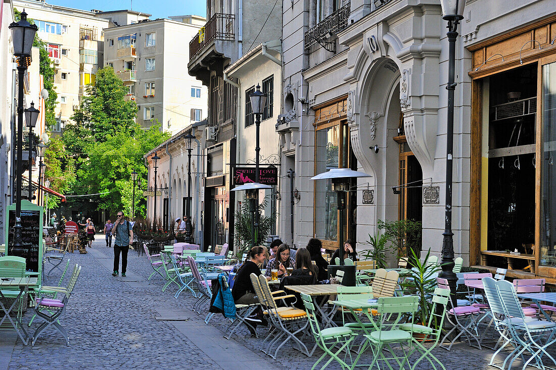 Caféterrassen in der Covaci-Straße, Stadtteil Lipscani, Altstadt, Bukarest, Rumänien