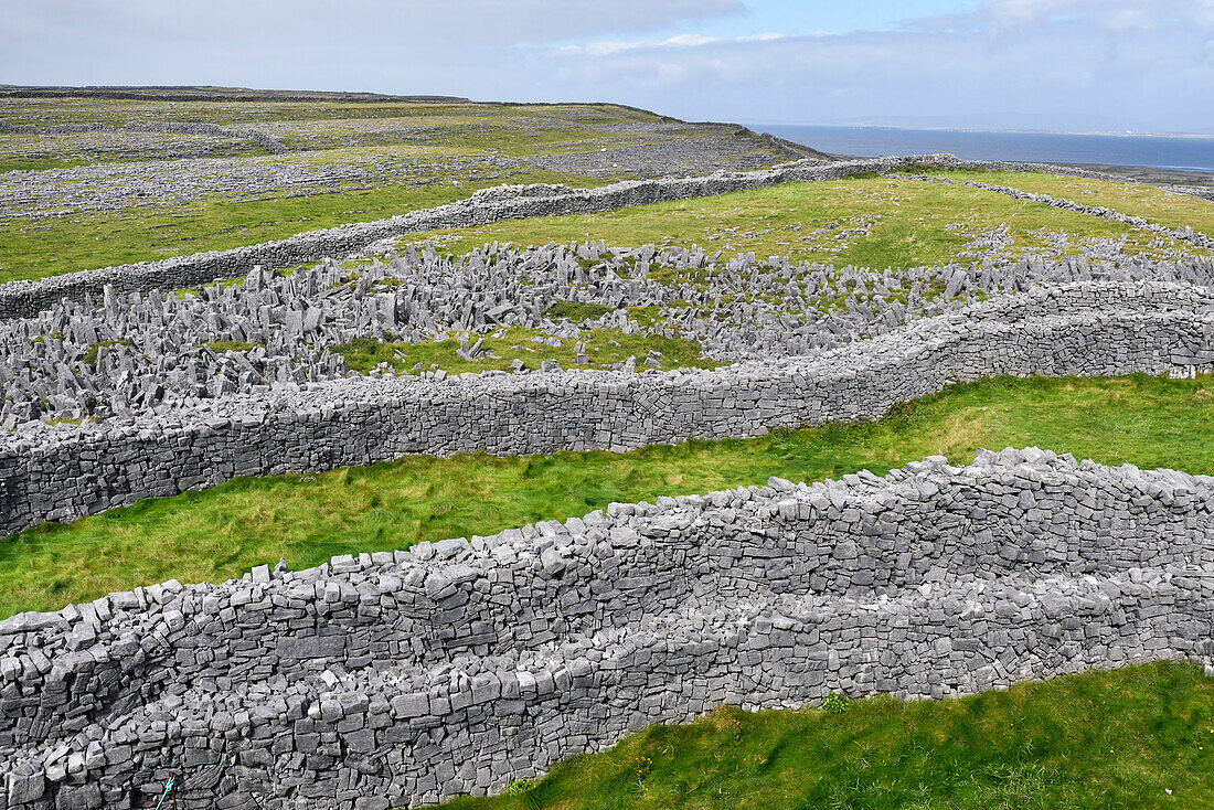 Verteidigungsmauern von Dun Aengus, prähistorische Hügelfestung, Inishmore, größte Aran-Insel, Galway Bay, County Galway, Connacht, Republik Irland