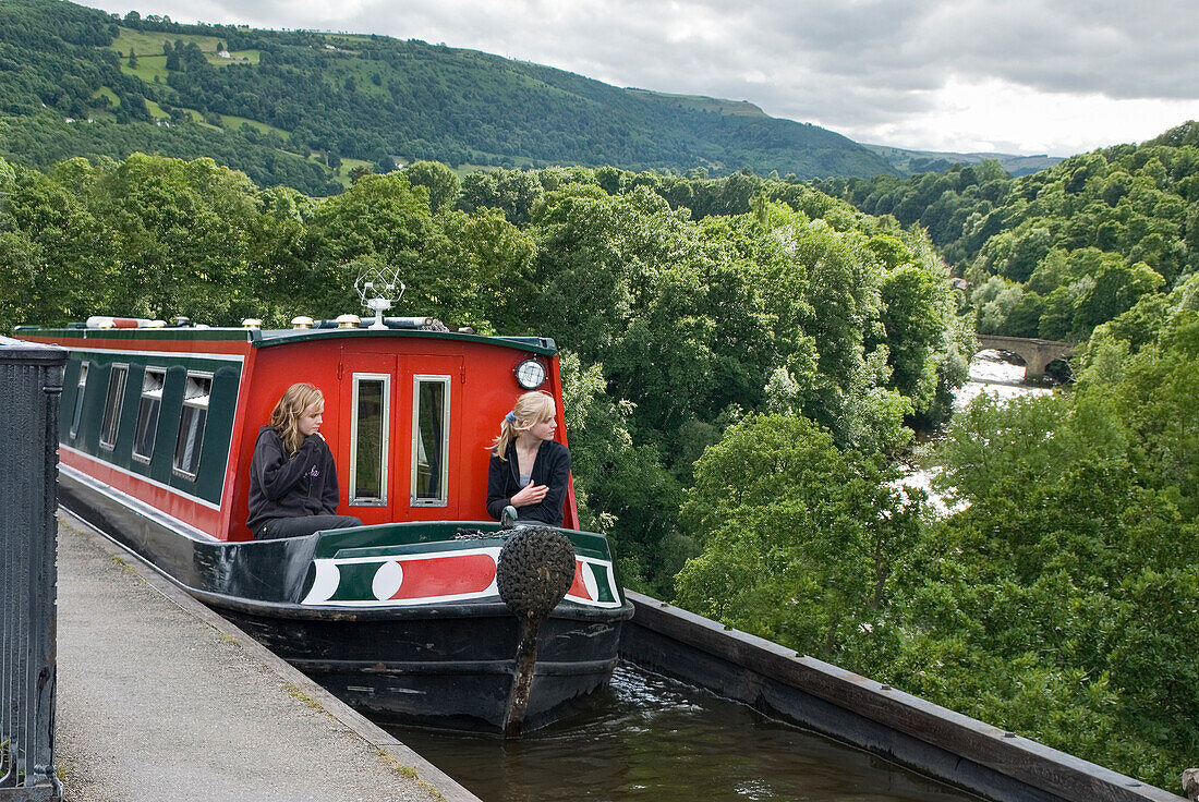 Schmales Boot auf dem Pontcysyllte Aquädukt, UNESCO, Llangollen Canal über das Tal des Flusses Dee, Wales, Vereinigtes Königreich