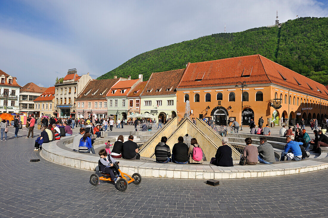 Brunnen auf dem Ratsplatz (piata Sfatului), Brasov, Transsilvanien, Rumänien