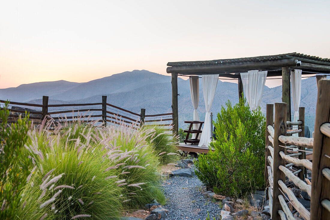 Alila Jabal Akhdar Hotel, 2000 Meter über dem Meeresspiegel gelegen, umgeben vom Al Hajar-Gebirge, Sultanat Oman, Arabische Halbinsel