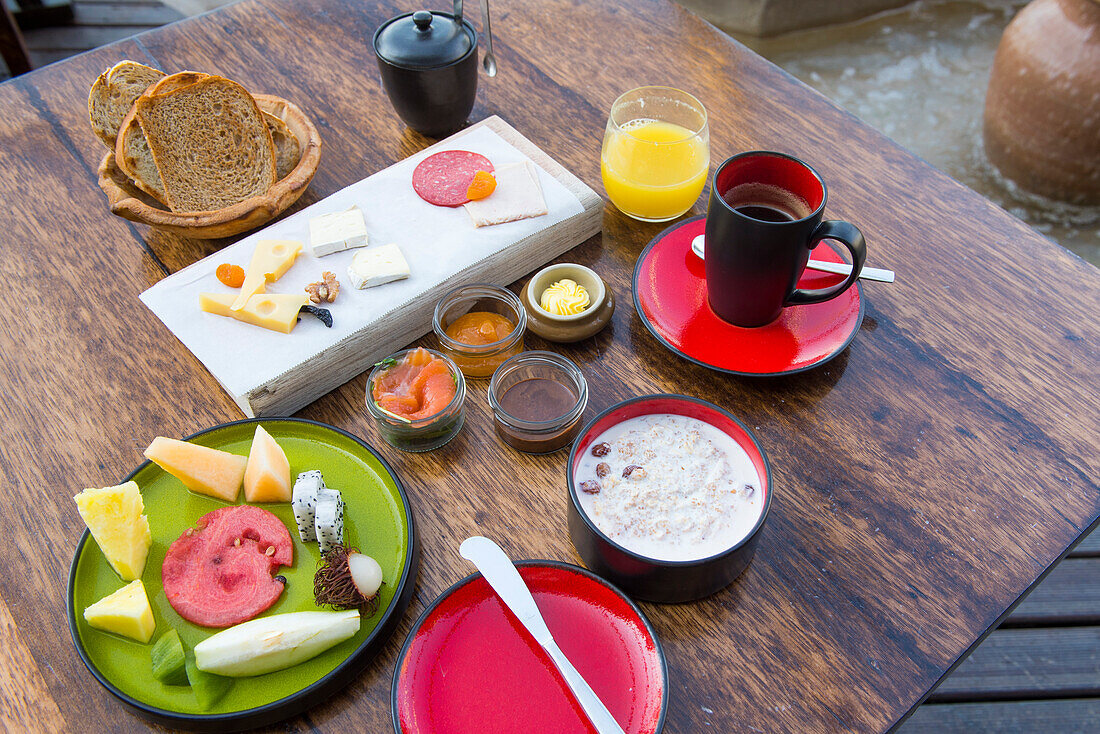 Frühstück im Alila Jabal Akhdar Hotel, 2000 Meter über dem Meeresspiegel gelegen, umgeben vom Al Hajar-Gebirge, Sultanat Oman, Arabische Halbinsel