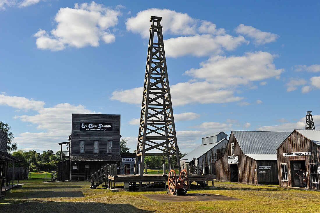 Ölbohrturm und Gebäude aus der Zeit der Spindletop-Boomtown, Spindletop-Gladys City Boomtown Museum, Beaumont, Texas, Vereinigte Staaten von Amerika