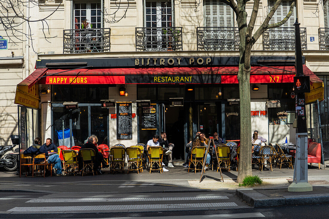 Terrasse des Restaurants Bistro Pop in der Avenue de la Republic, Paris, Frankreich