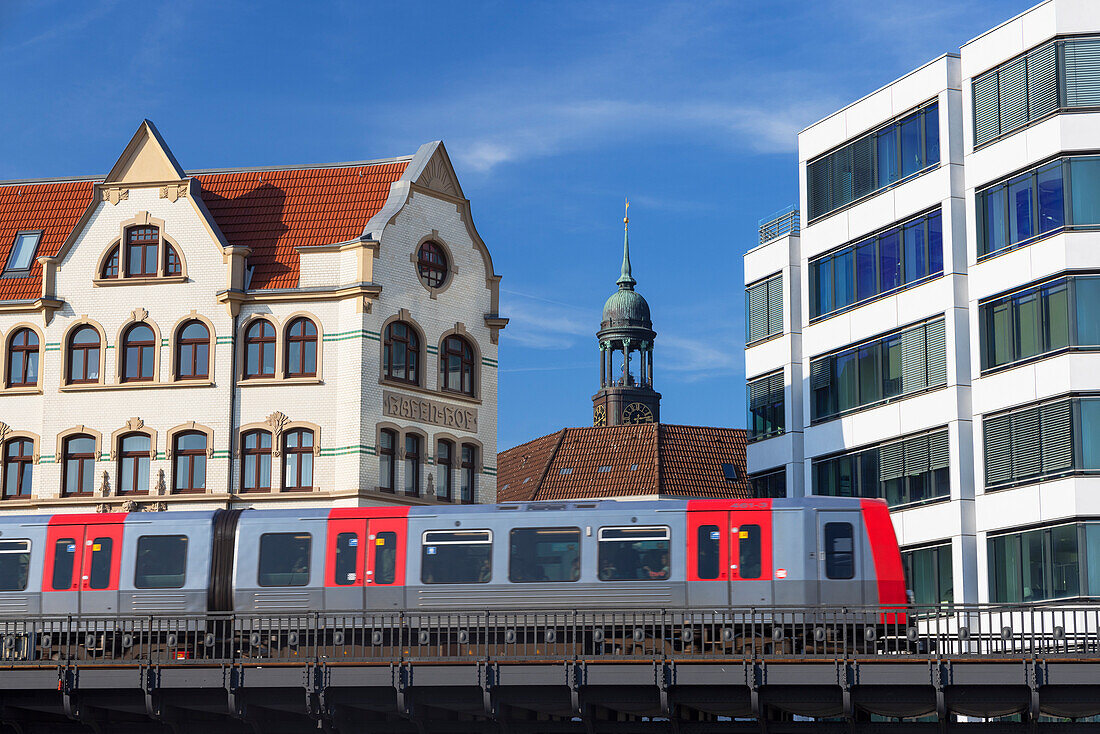 U-Bahn-Zug fährt auf erhöhtem Gleis, Hamburg, Deutschland, Europa