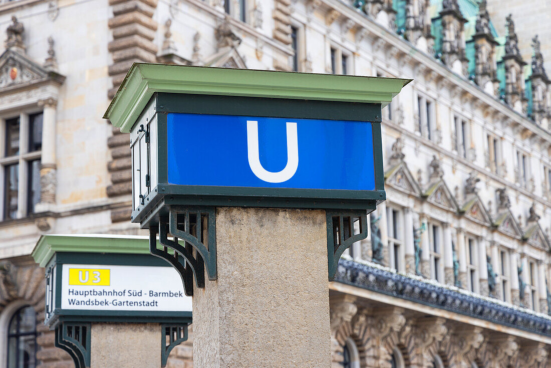 U-Bahn-Schild vor dem Rathaus, Hamburg, Deutschland, Europa