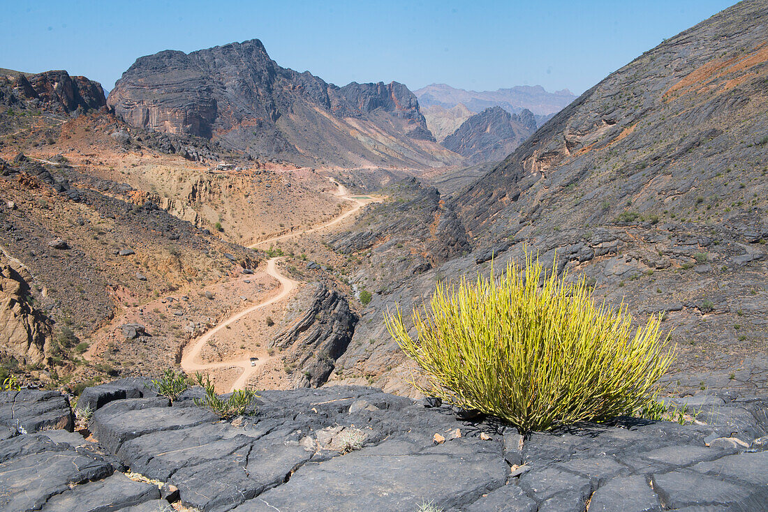 Blick von der Piste am Westhang des Djebel (Al Barida Road) vom Sharaf al Alamayn Pass, 2036m, auf Bilad Sayt und die Rustaq Straße, Oman, Arabische Halbinsel