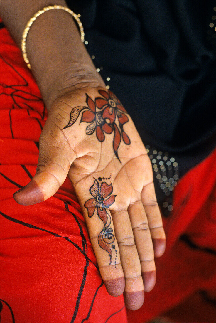 Hennamalerei auf der Hand, Dhofar, Sultanat Oman, Arabische Halbinsel