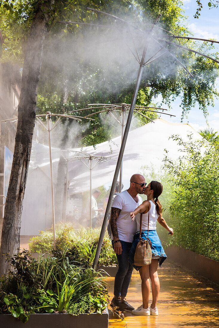 Couple kissing, Paris Plage, Paris, France