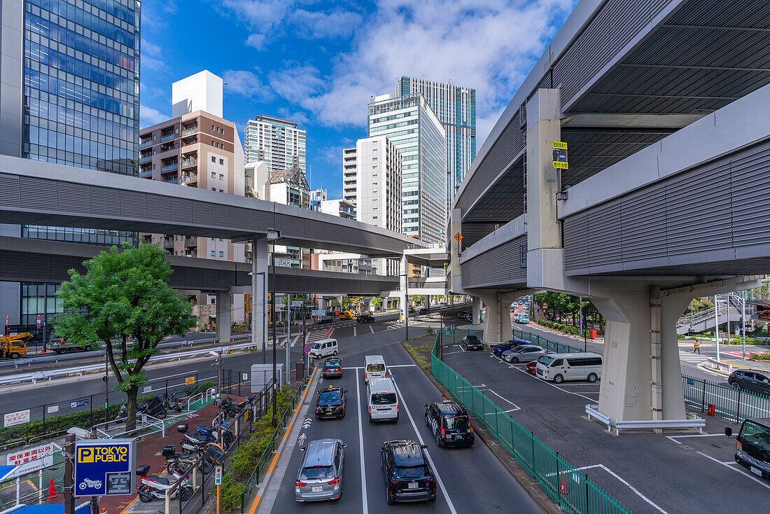 Blick auf eine Straßenkreuzung und Hochhäuser in Minato City, Roppongi, Bezirk 3 Chome 1, Tokio, Honshu, Japan