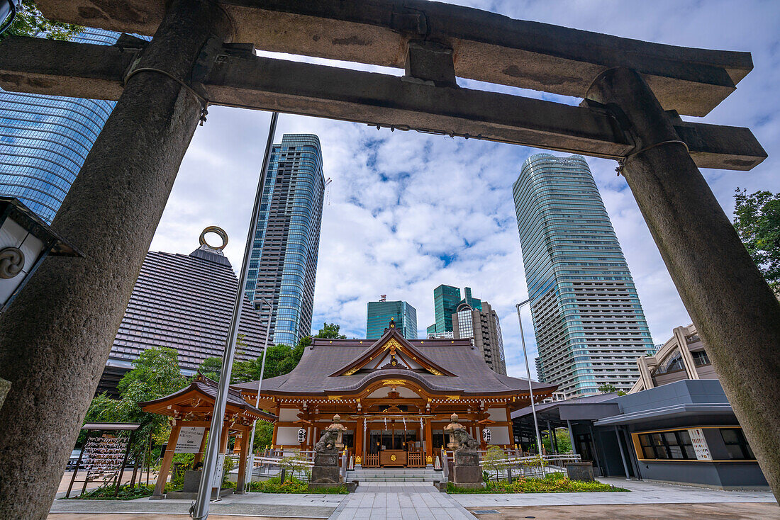 Nishikubo Hachiman Shinto-Schrein und Hochhäuser durch das Torii-Tor des Schreins, 5 Chome, Toranomon, Minato City, Tokio, Honshu, Japan