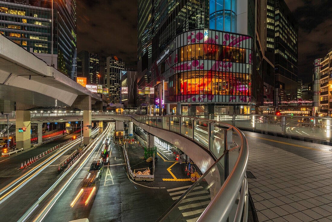 Blick auf Gebäude und Lichterketten rund um die Shibuya Station bei Nacht, Shibuya District, Kamiyamacho, Shibuya City, Tokio, Honshu, Japan