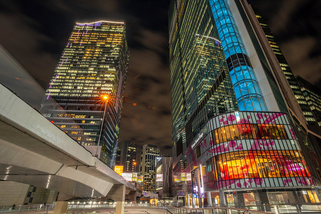 Blick auf Gebäude im Bereich der Shibuya Station bei Nacht, Shibuya District, Kamiyamacho, Shibuya City, Tokio, Honshu, Japan