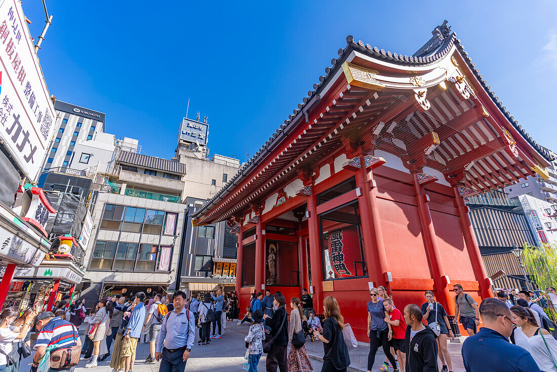 View of Kaminarimon Gate, entrance to Senso-ji Temple, Asakusa, Taito City, Tokyo, Honshu, Japan