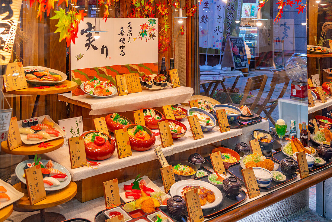 Blick auf traditionelle japanische Gerichte in einem Schaufenster, Asakusa, Stadt Taito, Tokio, Honshu, Japan