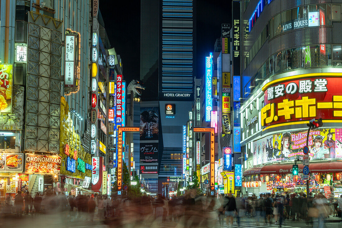 Blick auf Godzillas Kopf und die nachts beleuchtete Straße Kabukicho, Shinjuku City, Kabukicho, Tokio, Honshu, Japan