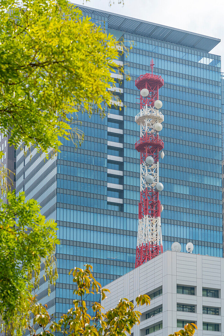 Blick auf Stadtgebäude und Sender an einem sonnigen Tag, Chiyoda, Tokio, Honshu, Japan