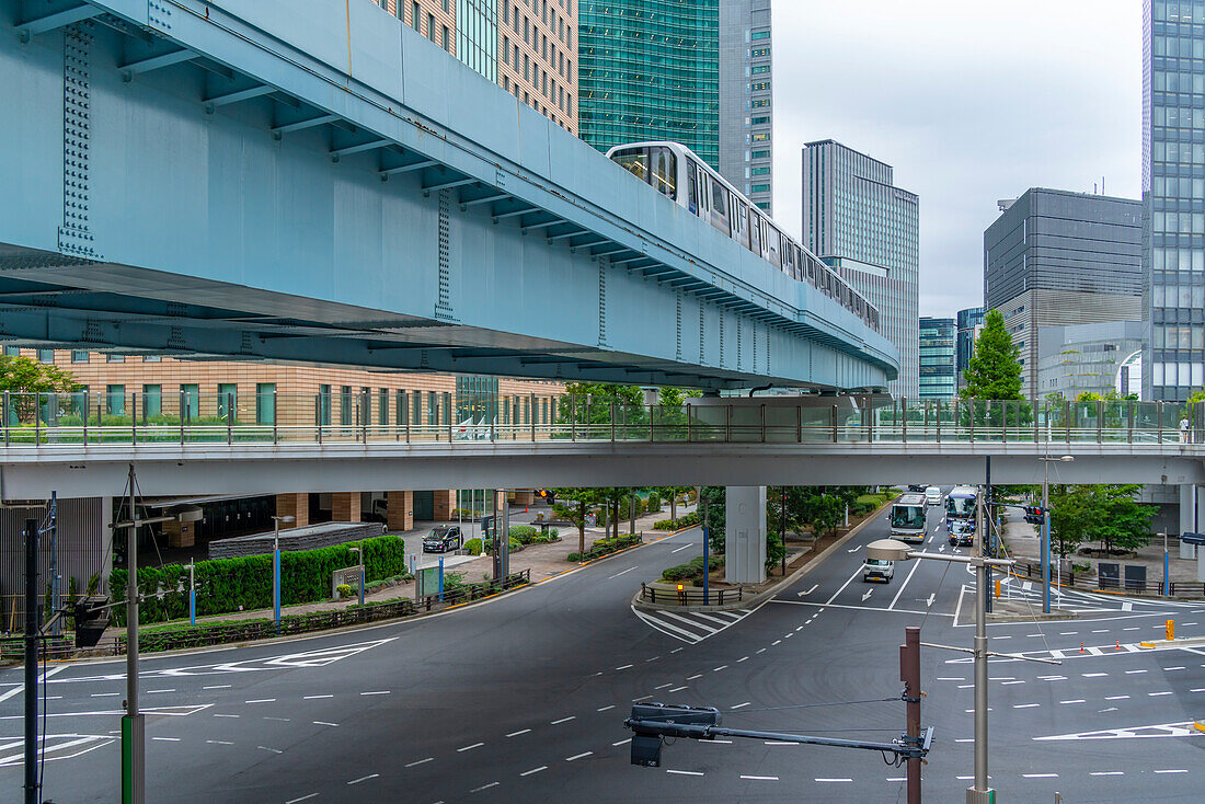 Blick auf eine verschlungene Kreuzung von Schienen- und Straßennetz, Minato City, Tokio, Honshu, Japan