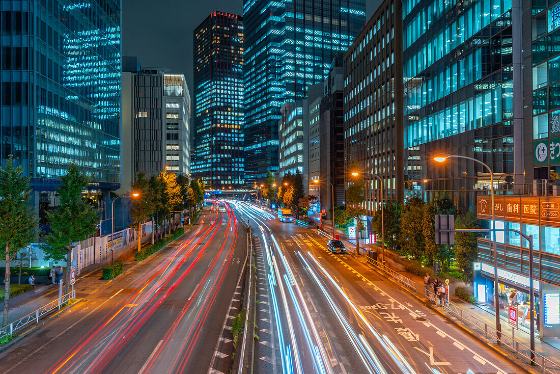 Blick auf die Straßen- und Wegebeleuchtung in der Nacht, Minato City, Tokio, Honshu, Japan