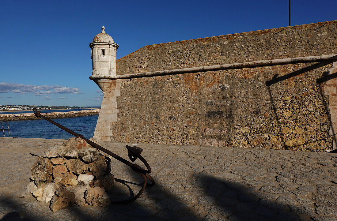 Der Hafen und das Fort da Ponta da Bandeira in der Altstadt von Lagos, Algarve, Portugal