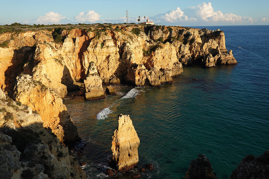 Klippen und Felsarchitektur an der Ponta da Piedade, Lagos, Algarve, Portugal