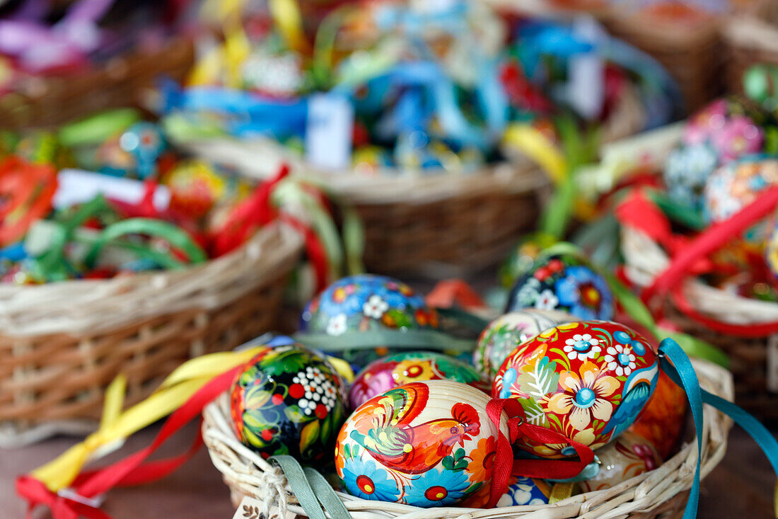 Bunte und bemalte Ostereier auf dem traditionellen Ostermarkt, Wien, Österreich