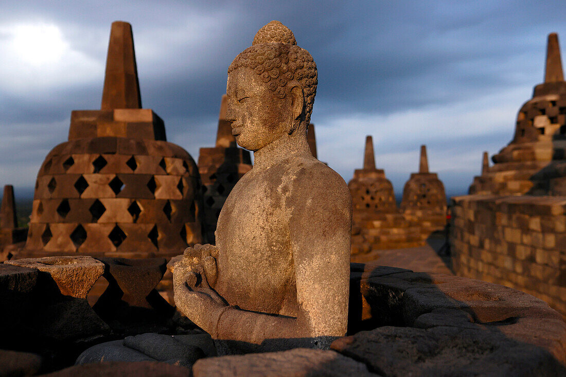 Buddha-Statue aus Stein, Borobudur, Mahayana-Buddhistischer Tempel aus dem 9. Jahrhundert, UNESCO, Java, Indonesien