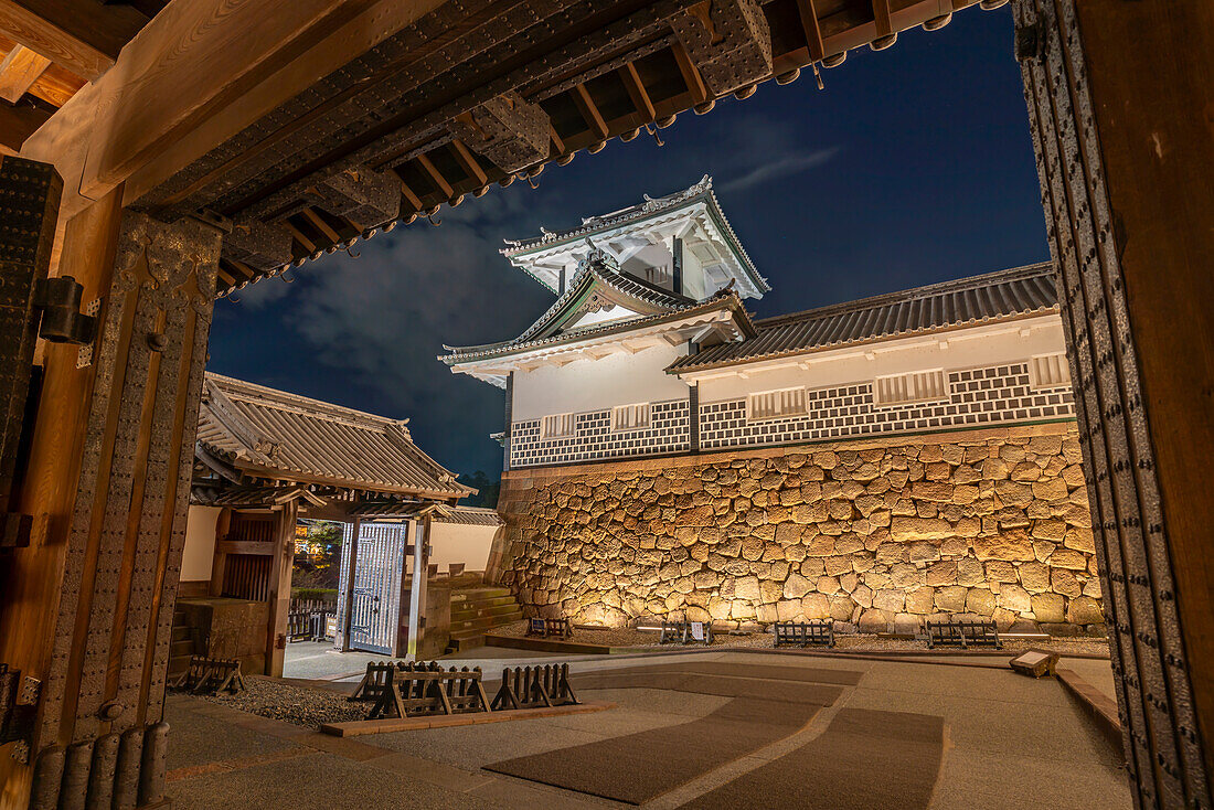 Blick auf das Nezumita-mon-Tor, Eingang zu Schloss und Park von Kanazawa in der Abenddämmerung, Stadt Kanazawa, Präfektur Ishikawa, Honshu, Japan