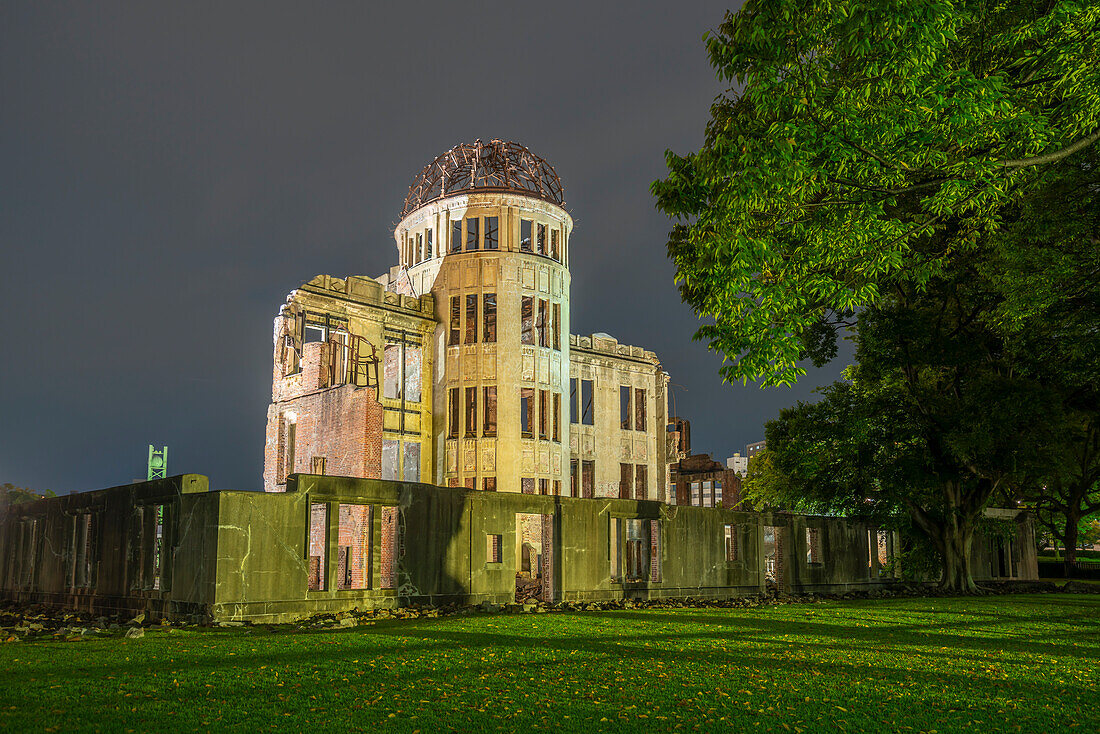 Die skelettartigen Ruinen der A-Bomben-Kuppel in der Abenddämmerung, Hypocenter, Hiroshima Peace Memorial, UNESCO, Hiroshima, Honshu, Japan