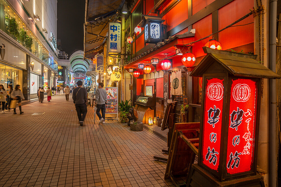 Blick auf den bunten Eingang eines Restaurants in einer Einkaufspassage bei Nacht, Hiroshima, Honshu, Japan