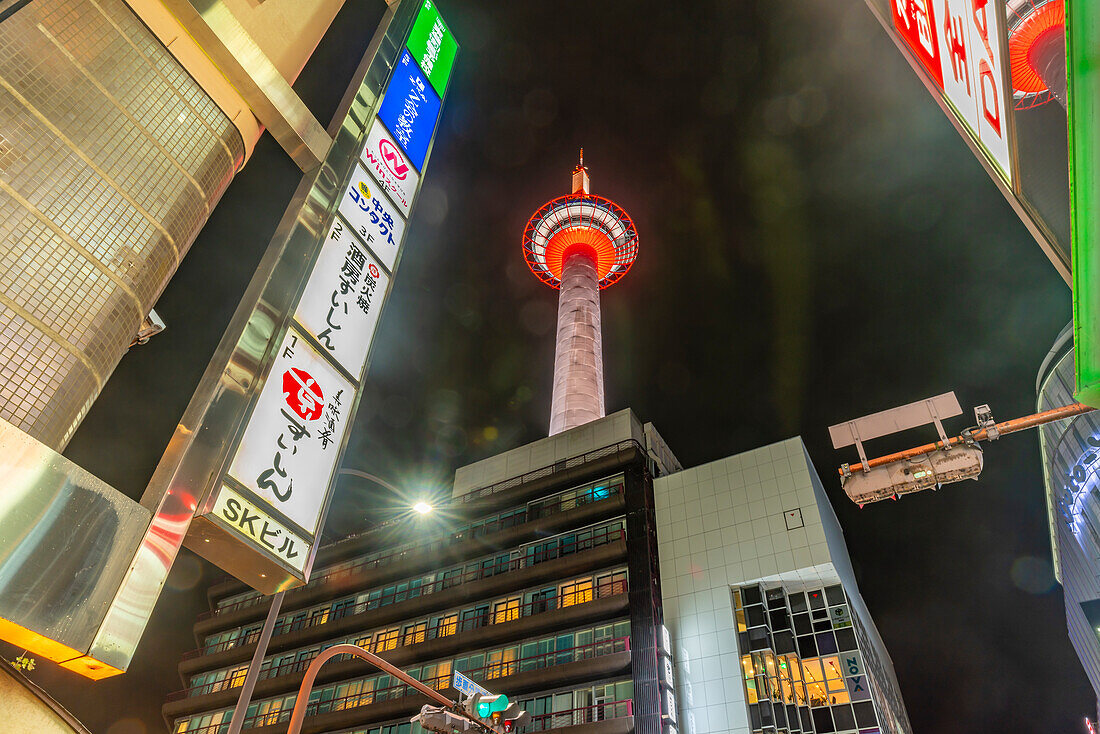 Blick auf den Nidec-Kyoto-Turm bei Nacht, Bezirk Shimogyo, Higashishiokojicho, Kyoto, Honshu, Japan