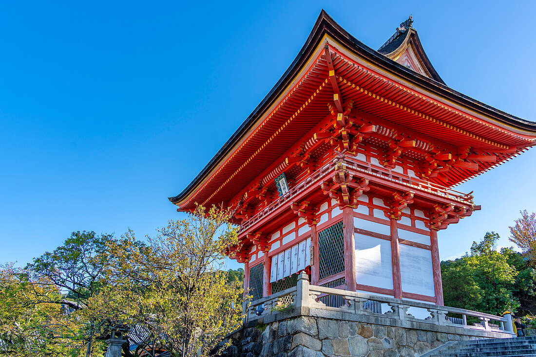 Blick auf das Kiyomizu-dera Niomon-Tor am Kiyomizu-dera-Tempel, UNESCO, Kiyomizu, Bezirk Higashiyama, Kyoto, Honshu, Japan