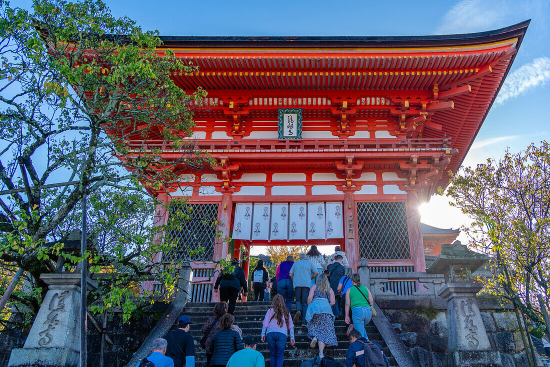 View of Kiyomizu-dera Niomon Gate at Kiyomizu-dera Temple, Kiyomizu, Higashiyama Ward, Kyoto, Honshu, Japan